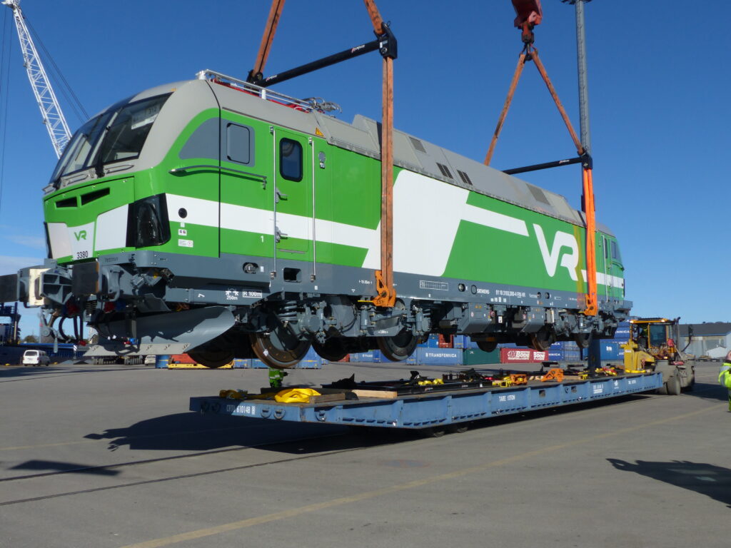 Vectron-veturi nostetaan raiteille